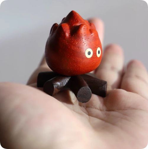 赤いキャンプファイヤー 木製フィギュア 創意の実木質の置物の小さい火の山はかわいい肖総の贈り物の車の机の面の装飾の卡西法の木彫りの置物です