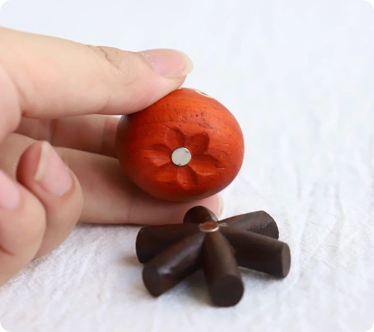  赤いキャンプファイヤー 木製フィギュア 創意の実木質の置物の小さい火の山はかわいい肖総の贈り物の車の机の面の装飾の卡西法の木彫りの置物です その他 ファッション小物