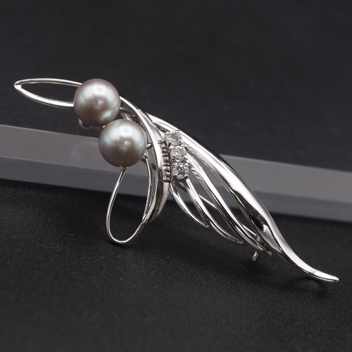 J 678 本真珠 7.6 mm 2珠 パール ダイヤモンド風 SILVER刻印 ブローチ グレー系 デザイン シルバー コサージュ 誕生石