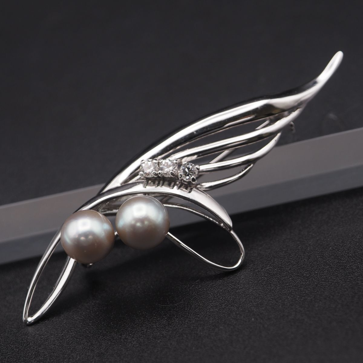 J 678 本真珠 7.6 mm 2珠 パール ダイヤモンド風 SILVER刻印 ブローチ グレー系カラー デザイン シルバー コサージュ 誕生石