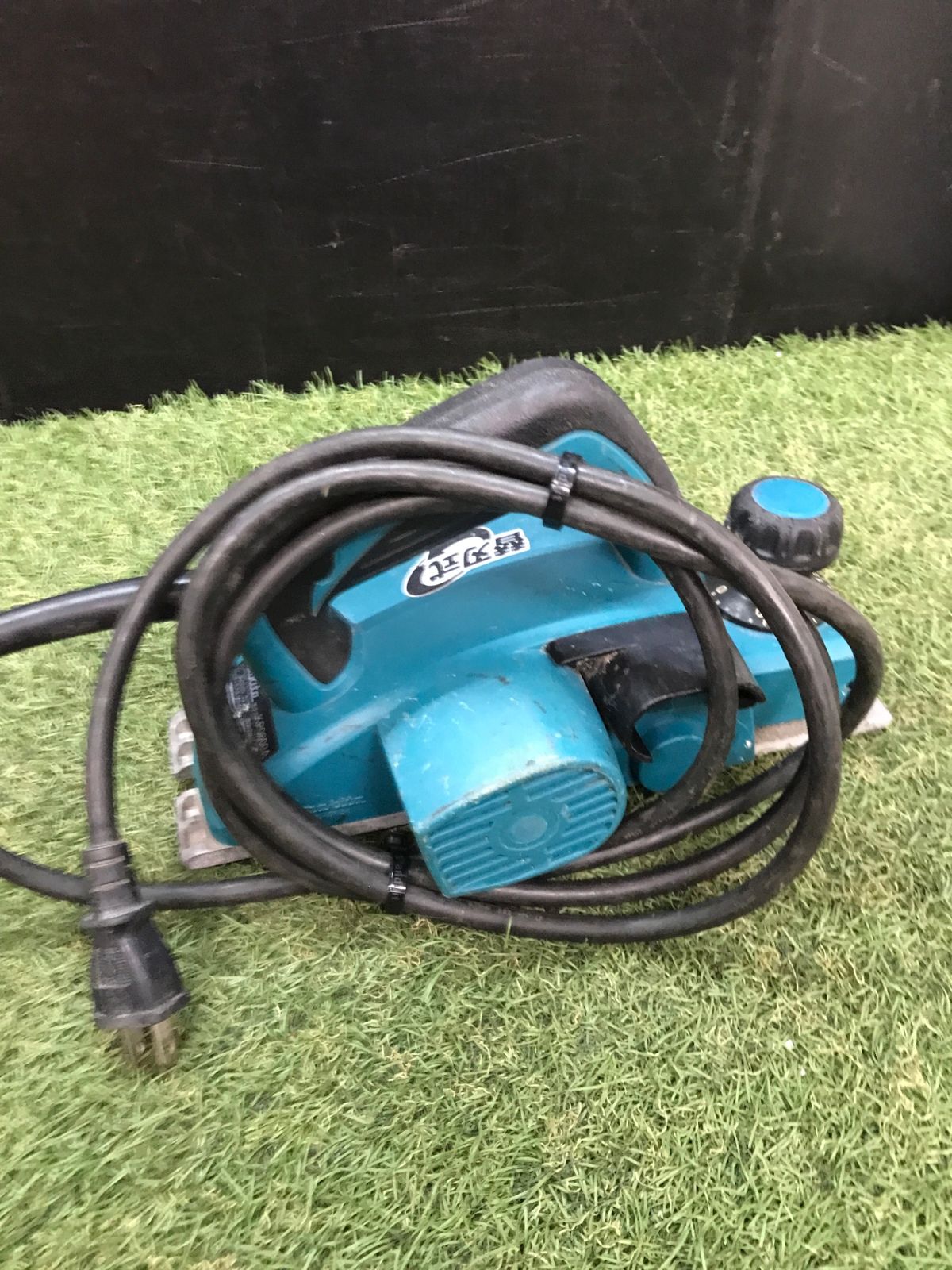  品 0906 makita マキタ 82㎜電気カンナ KP 0800 A 面取り バリ取り 切削 切断 穴あけ