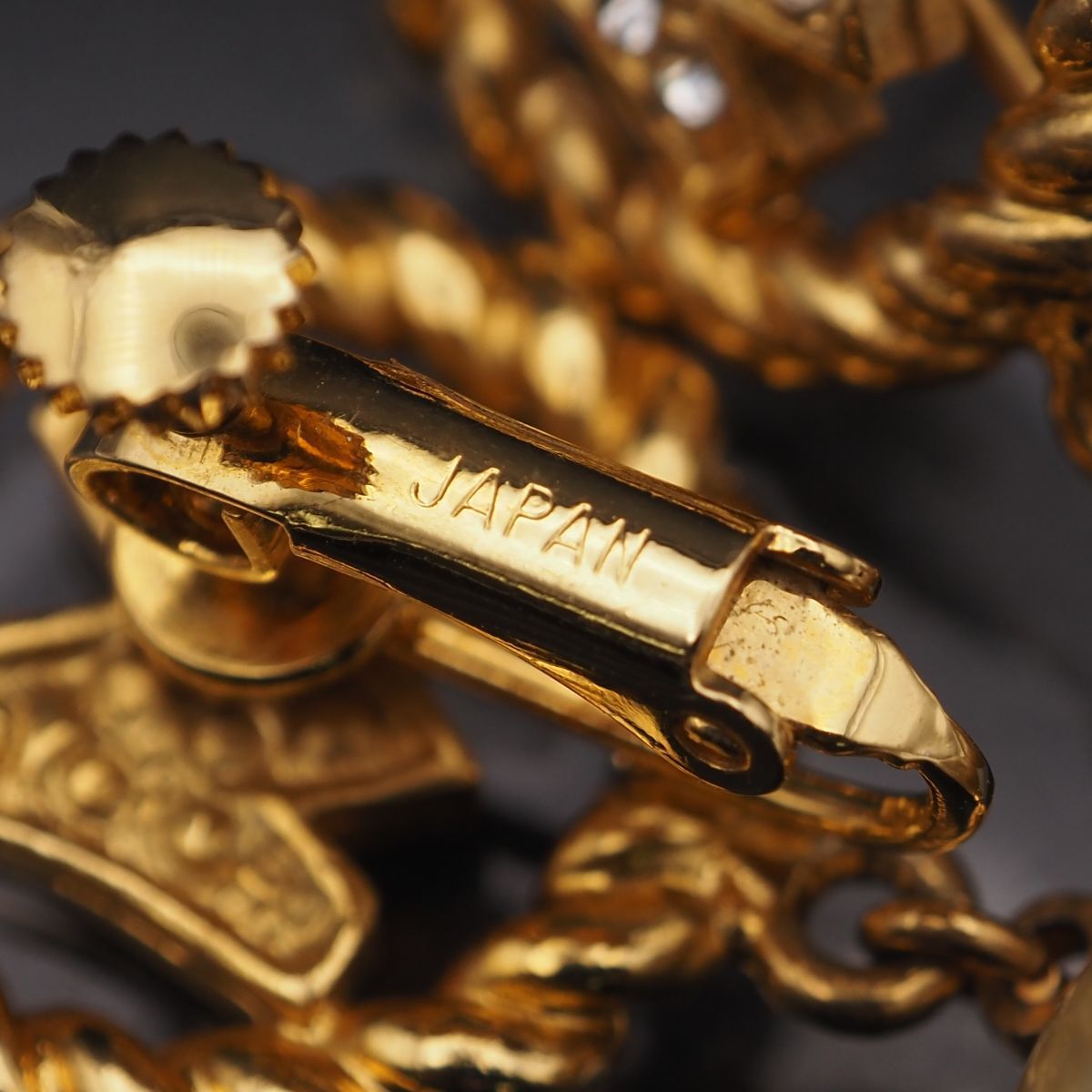 H311 JAPAN刻印 イヤリング イニシャル M ラインストーン フェイク