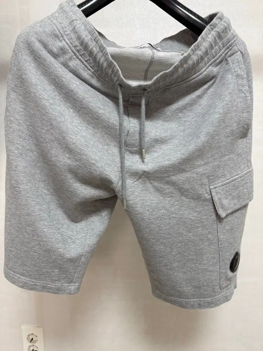 C P カンパニー グレー ハーフパンツ