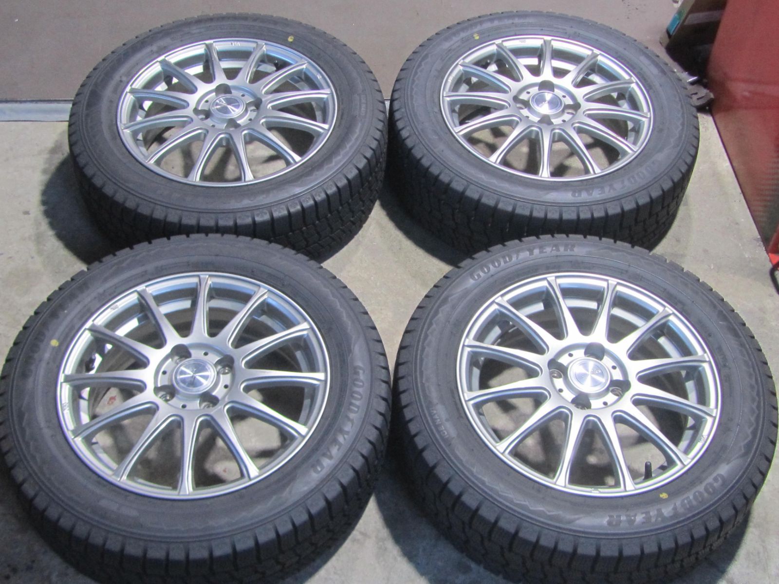 製バリ山 185 60 R 15 スタッドレス グッドイヤー アイスナビ8 製 アクア カローラアクシオ ヤリス ヴィッツ スイフトなど