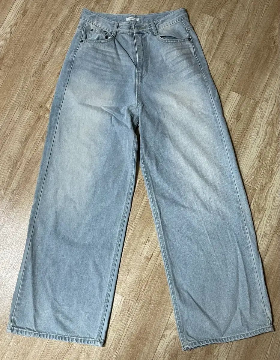 吉田武功 タイトル「ハトを持つ人形」」 F4号 油彩画 額装 真作