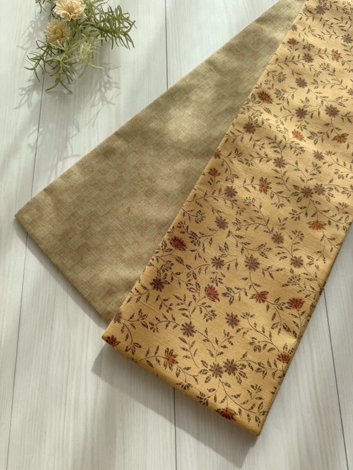 279号 半幅帯 リバティ風模様の紬 ベージュ 市松模様の地紋の紬 正絹 リバーシブル ︎