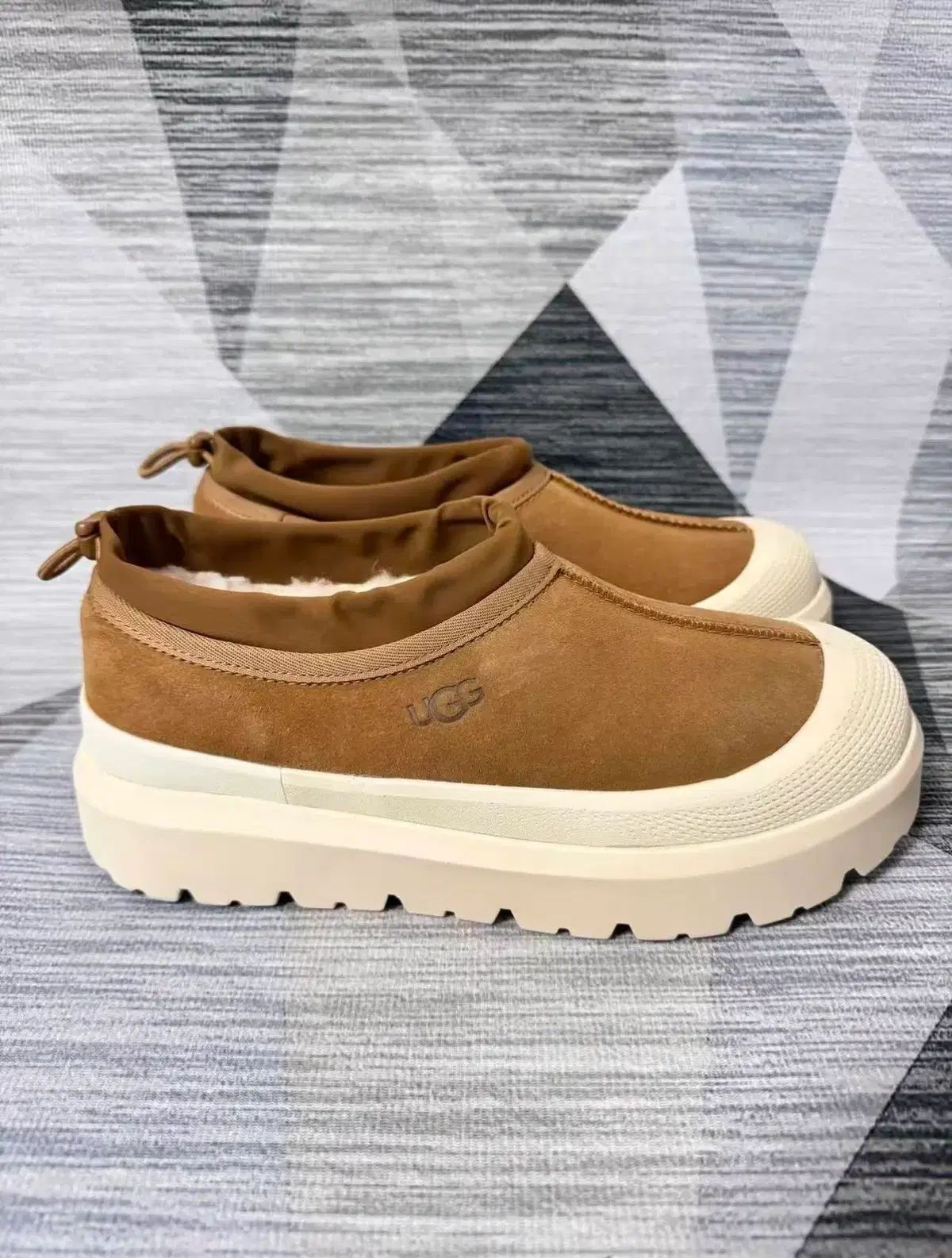 アグ タスマン ウェザー ハイブリッド チェスナット 白キャップ 230mm uk5