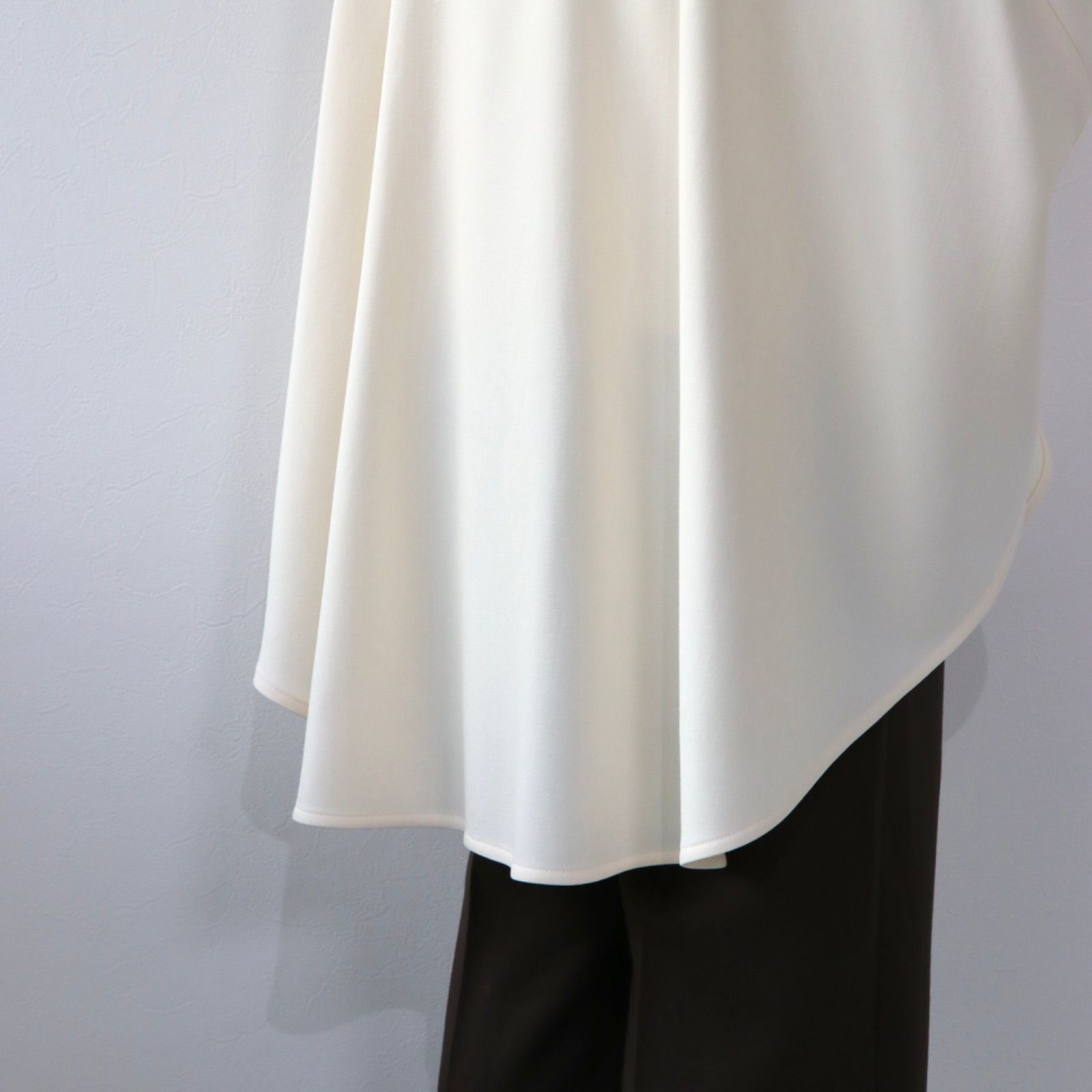 新品未使用VALENTINO36ケープ 白 未使用VALENTINO36ケープ 白