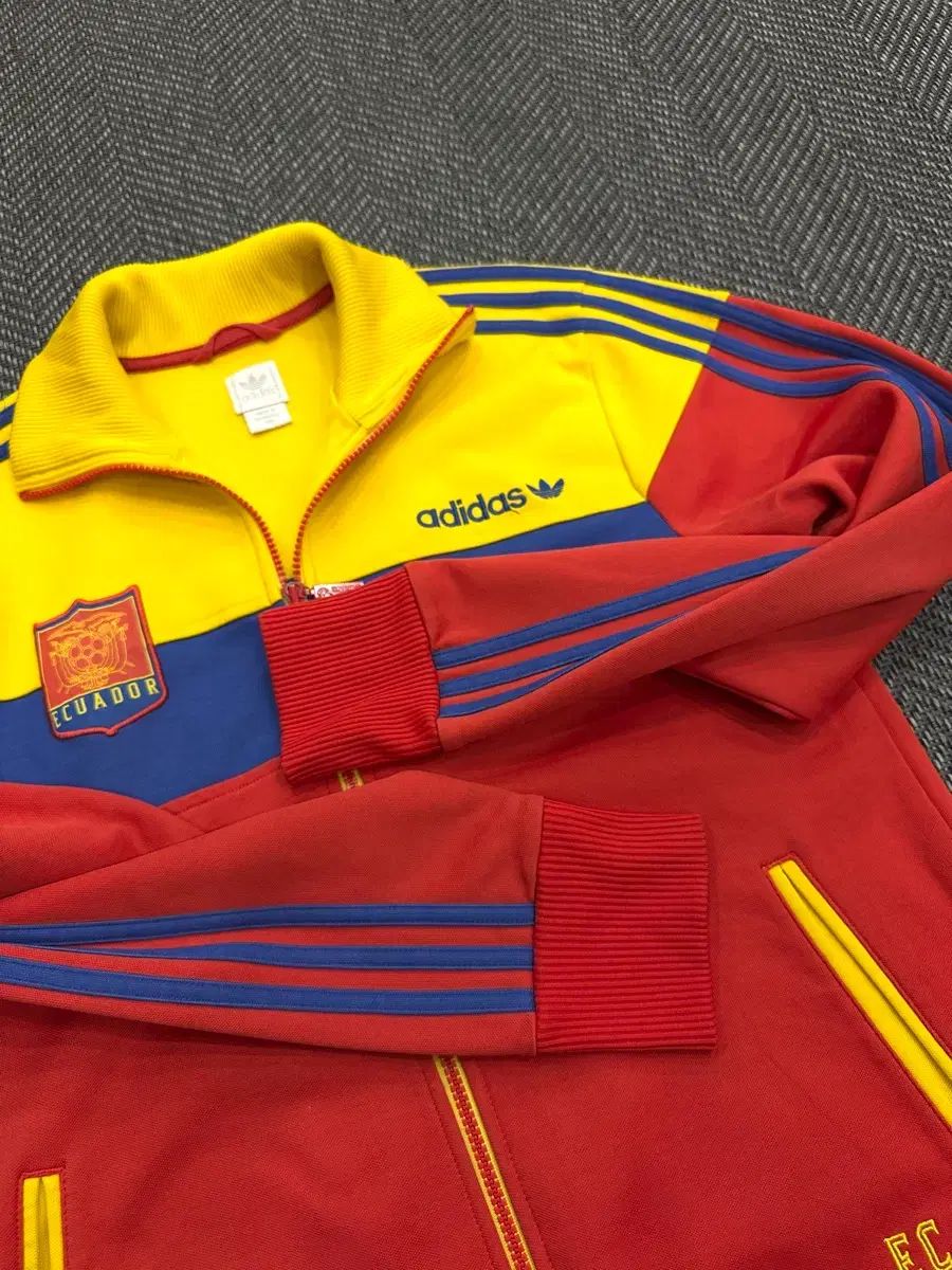 adidas エクアドル代表 トラックジャケット レッドイエローブルー 韻