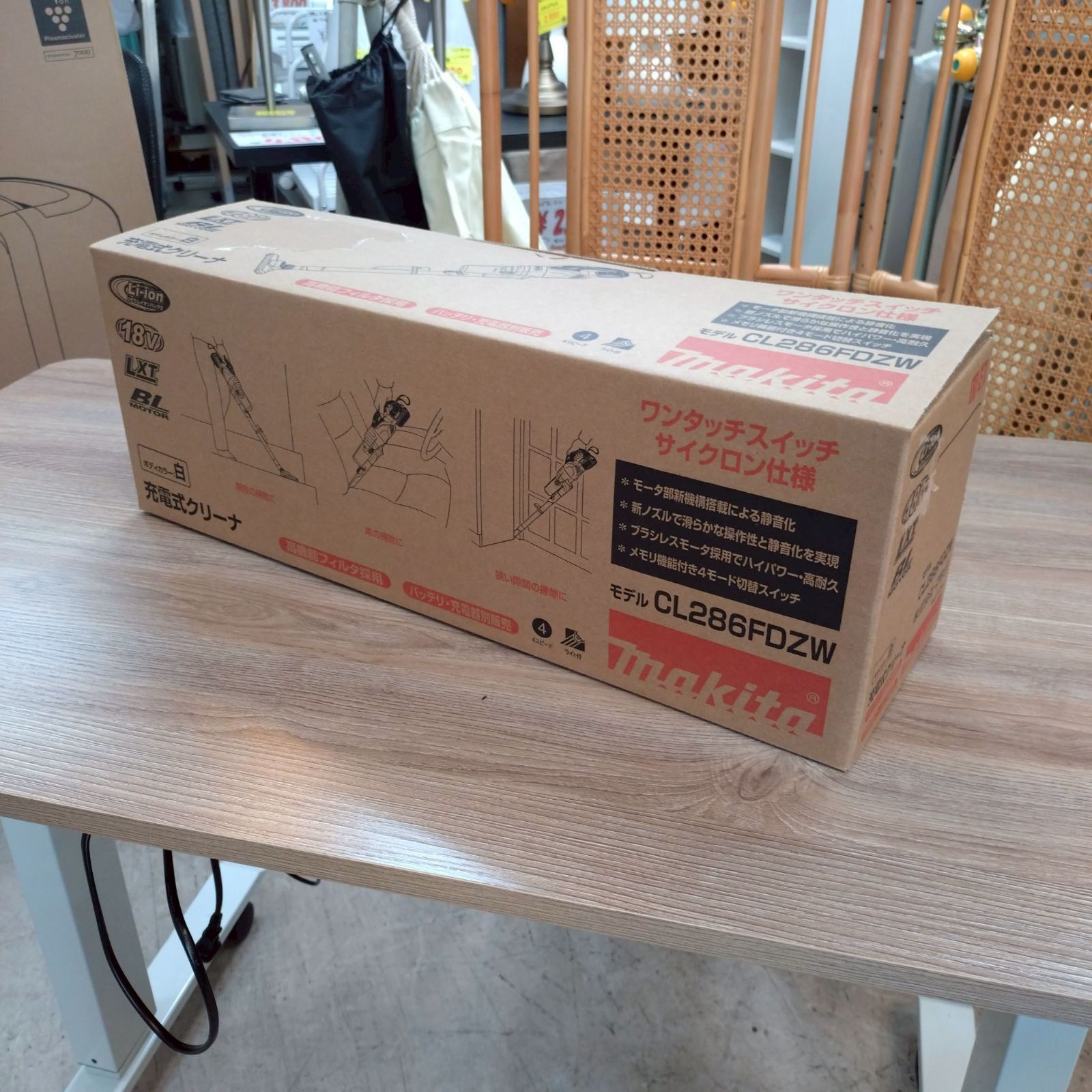 開封品 マキタ makita 本体のみ バッテリ 充電器は別売 充電式クリーナー サイクロン一体式 クリーナー スティッククリーナー ホワイト D 2019