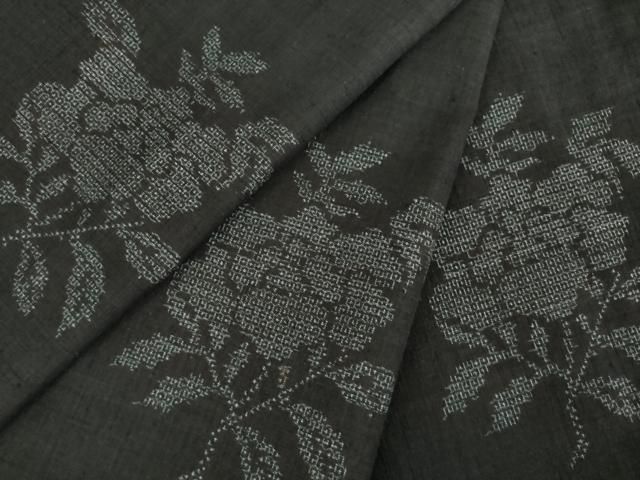 平和屋着物●本場結城紬 重要無形文化財 100亀甲 飛び亀甲柄 舞花文 黒地 正絹 ck