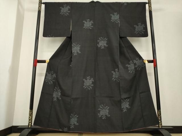 平和屋着物●本場結城紬 重要無形文化財 100亀甲 飛び亀甲柄 舞花文 黒地 正絹 ck