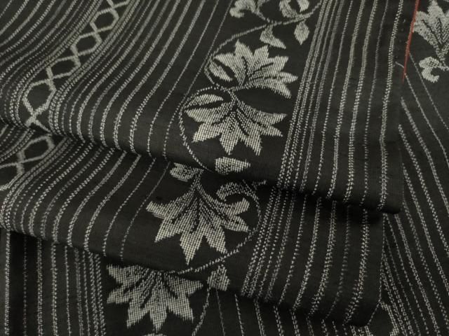 平和屋着物 上質な紬 花唐草間道 黒地 正絹 ck
