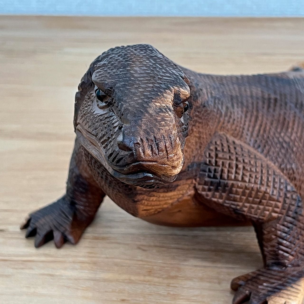 コモドドラゴンの木彫り 40cm コモドオオトカゲの置物 爬虫類の置物