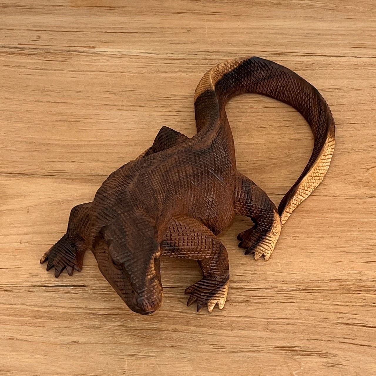 コモドオオトカゲの木彫り、原木ハイビスカス（当時の記憶です） コモドドラゴンの木彫り 40cm コモドオオトカゲの置物 爬虫類の置物