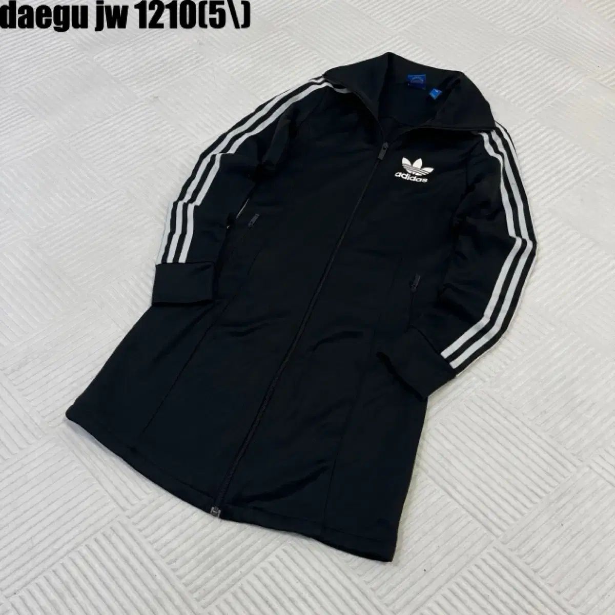 送料込み　adidas 黒 3本ライン ジャージジャケット　ヨーロッパモデル アディダス ヨーロッパ 3本線 ロング トラックジャージ ONE PIECE 85