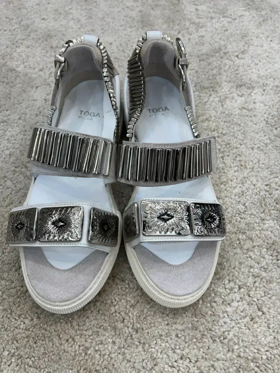 TOGA トーガ フール メタル サンダル 白 37