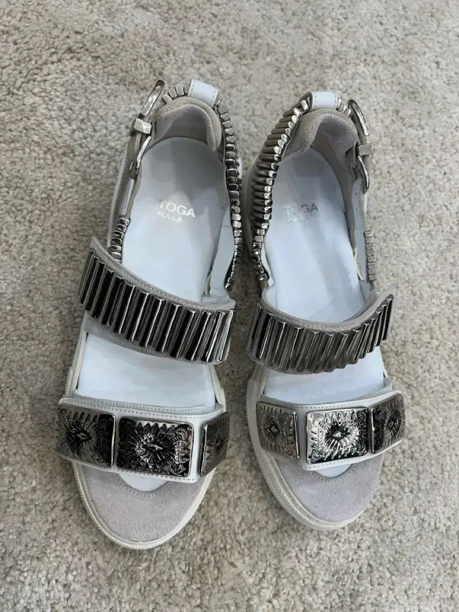TOGA トーガ フール メタル サンダル 白 37