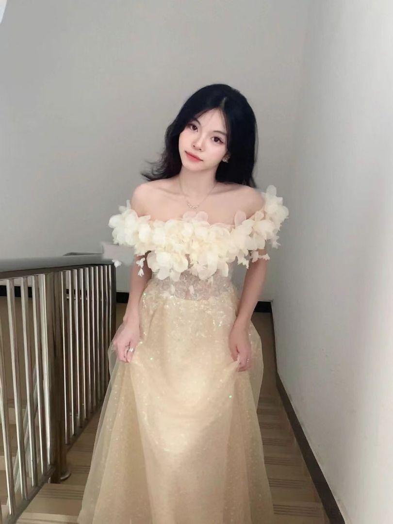 高級オーダーメイド フラワーデザインのウェディングドレス