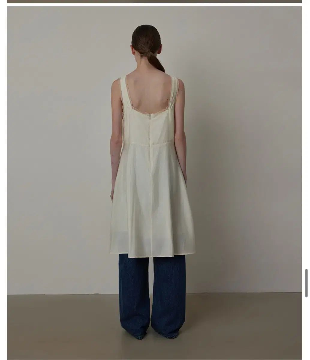 QUEEN S RABBIT F W Silky V-neck Sleeveless Layered