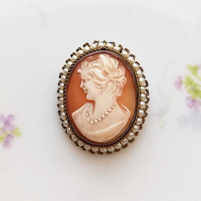 ヴィンテージ Unsigned Beauty ゴールドトーン レディ 淑女のカメオ フェイクパール シェル ブローチ
