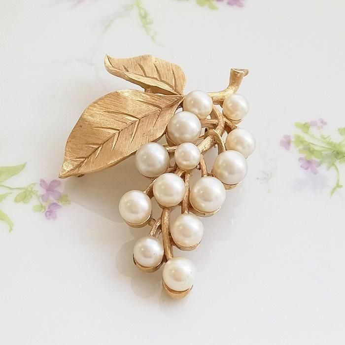 ヴィンテージ Trifari トリファリ ゴールドトーン フェイクパール グレープ ブローチ