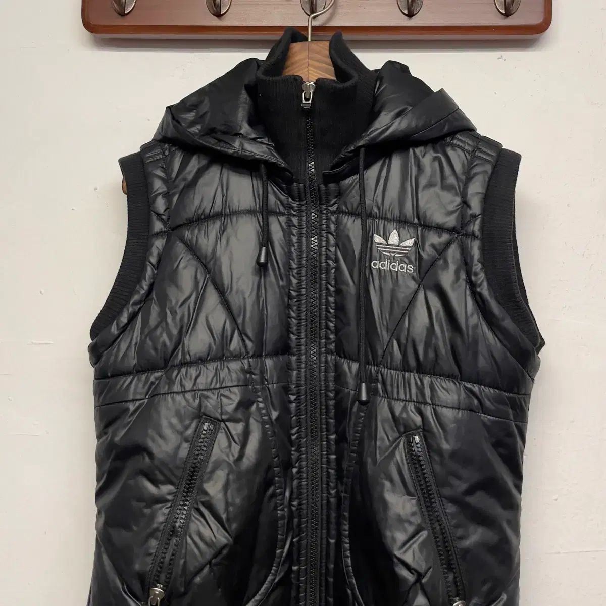 アディダス (ウィメンズ) フーディ ダウン ベスト