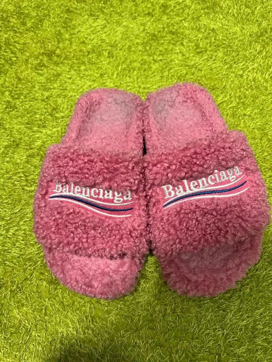 バレンシアガ ファー スライド サンダル ピンク