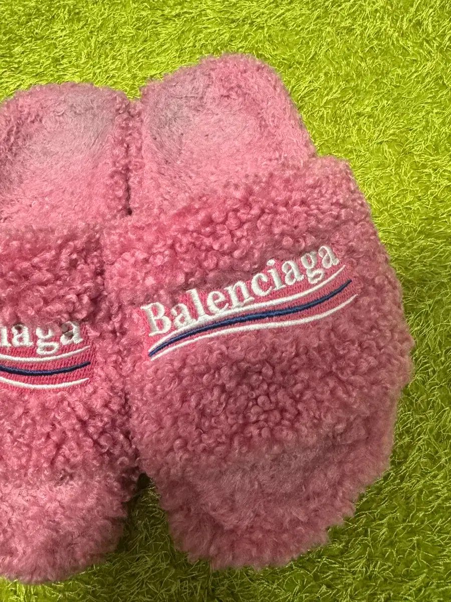 バレンシアガ ファー スライド サンダル ピンク