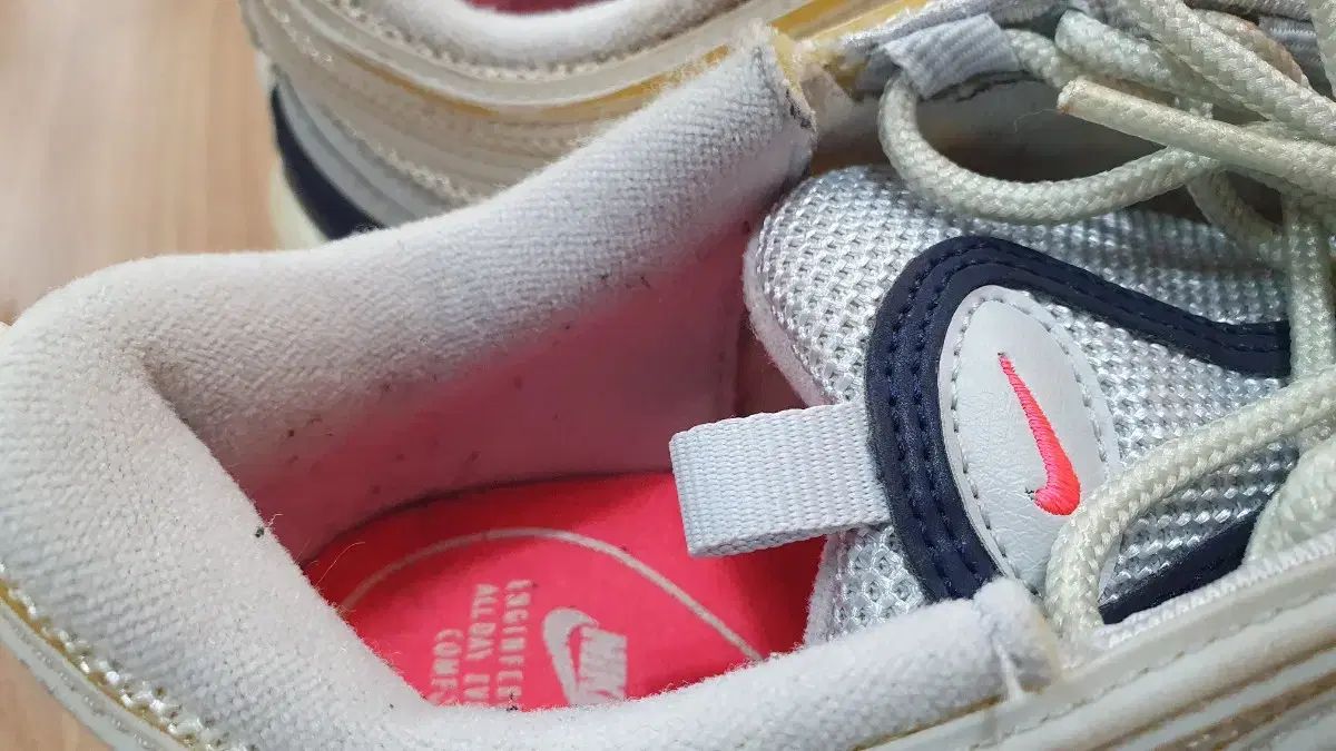 ナイキ エアマックス スニーカー 250と表記されていますが 245の私がぴったりです