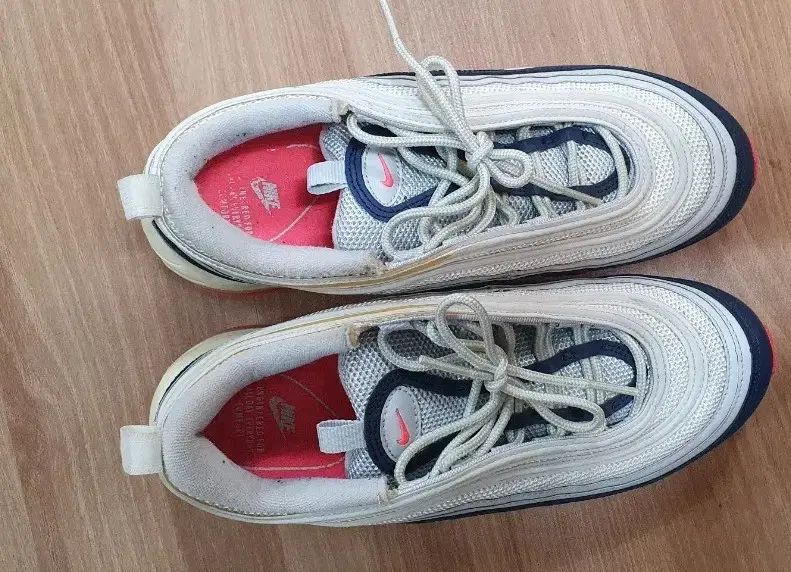 ナイキ エアマックス スニーカー 250と表記されていますが 245の私がぴったりです