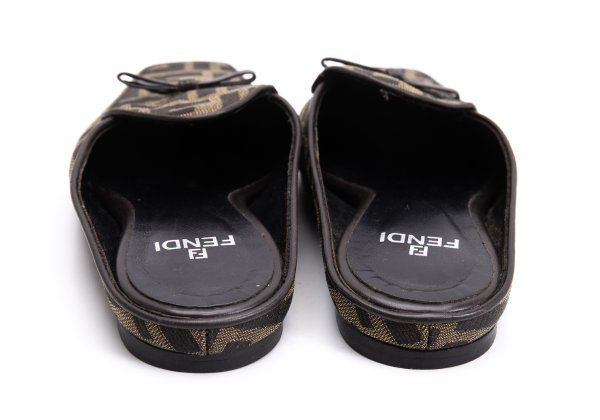 フェンディFENDI ズッカ柄ミュール 黒ベージュ36(23.5) - メルカリ