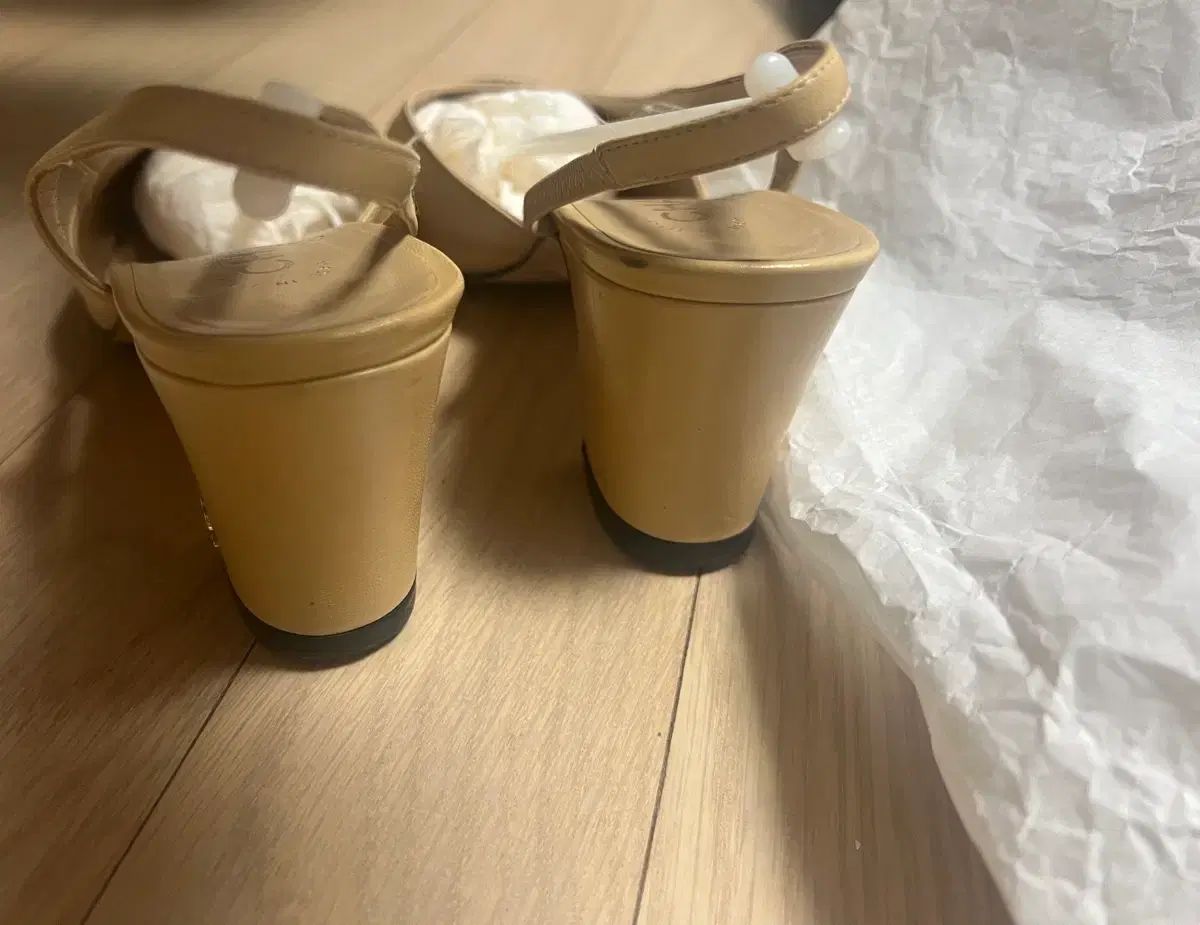  シャネル スリングバック ミドルヒール ベージュ スニーカー 靴