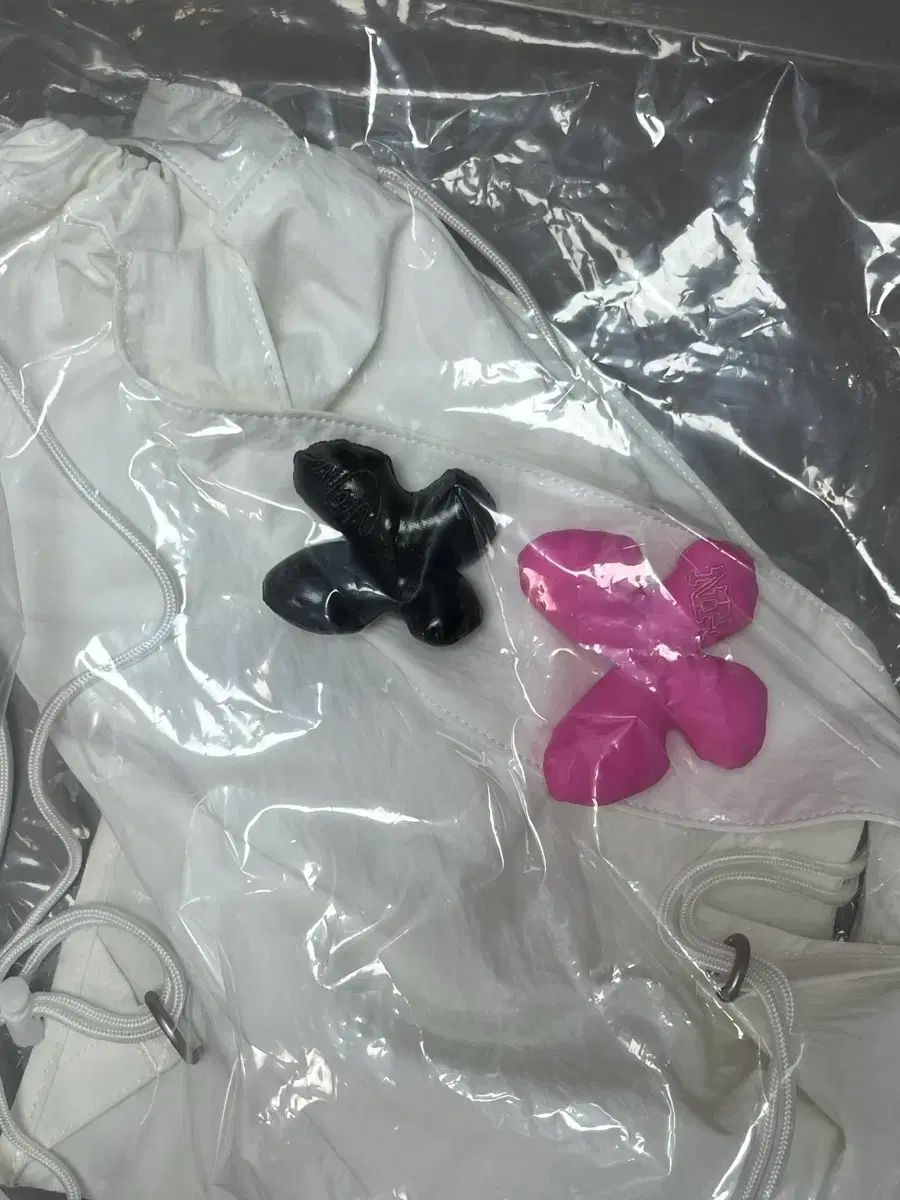 NewJeans ニュージーンズ ニュジ x 꼴레 래ビット シャーリングバッグ スノウ 白 蝶 スティコン