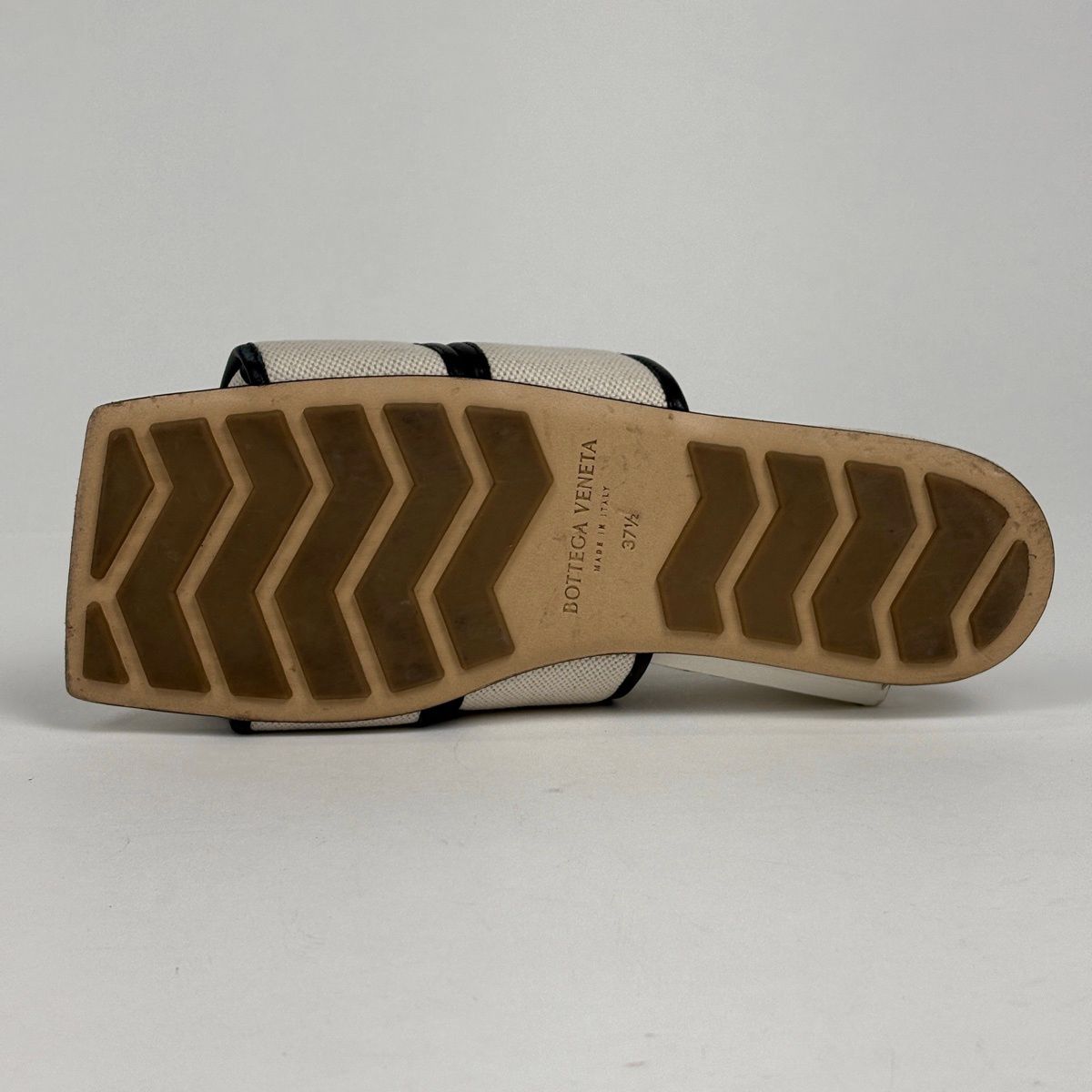 ボッテガヴェネタ BOTTEGAVENETA イントレチャート フラット サンダル スクエアトゥ ミュール 靴 ファブリック ホワイト ブラック レディース