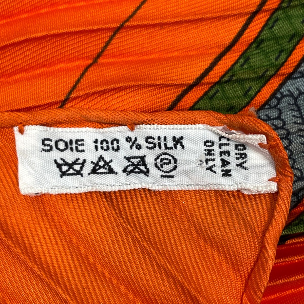 エルメス HERMES カレ 90 CUIRS DU DESERT 砂漠の革飾り プリーツ スカーフ シルク オレンジ マルチ レディース