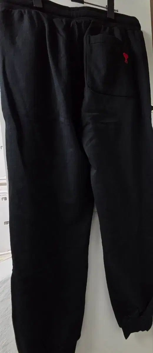 アミ スモール ハート ロゴ ブラック トレーニング ズボン