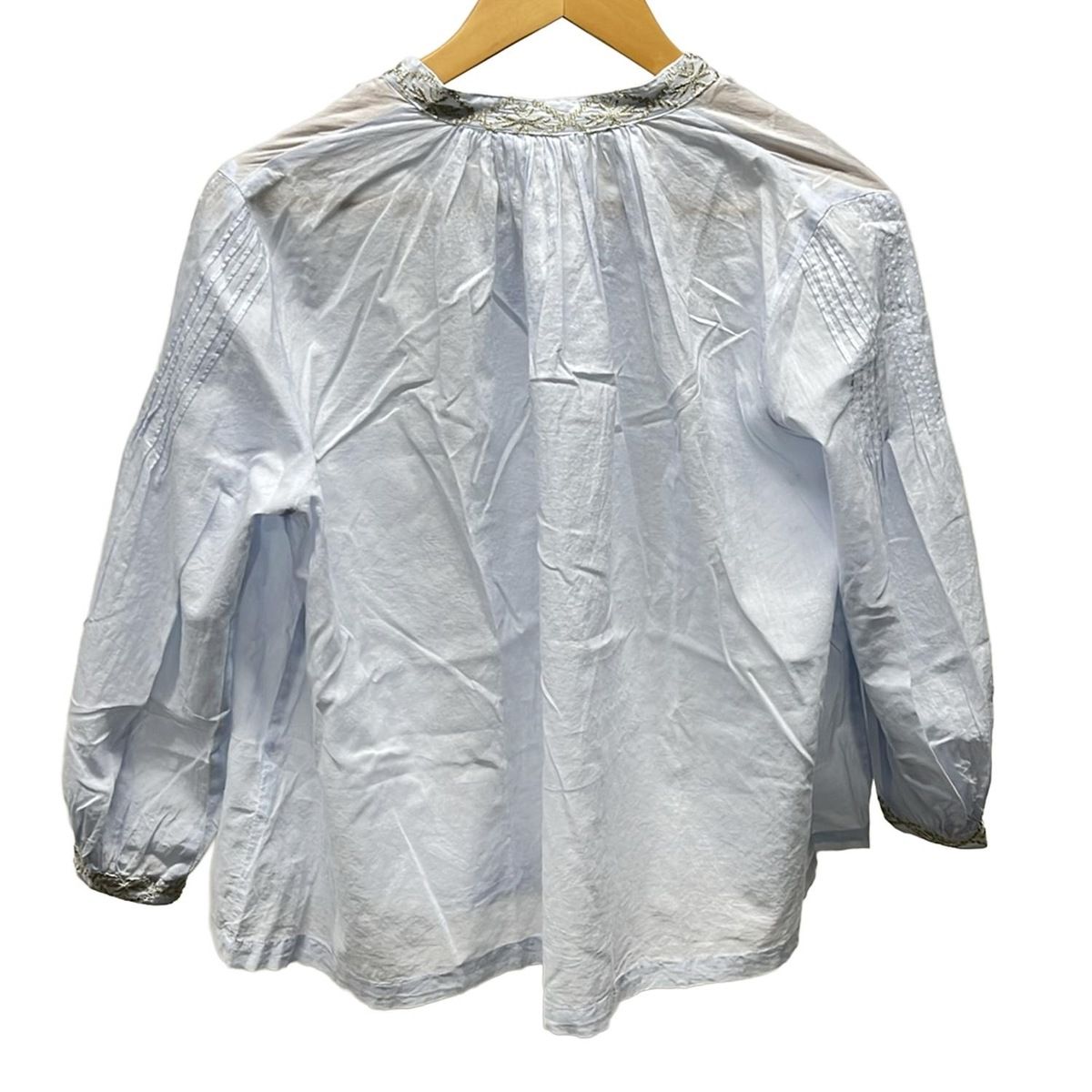 NE QUITTEZ PAS ヌキテパ 長袖シャツブラウス レディース - ライトブルー×ゴールド 刺繍 ラメ プルオーバー