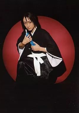 中古】生写真(男性) 村上耕平(山田花太郎)/衣装黒・両手肩当水色・背景