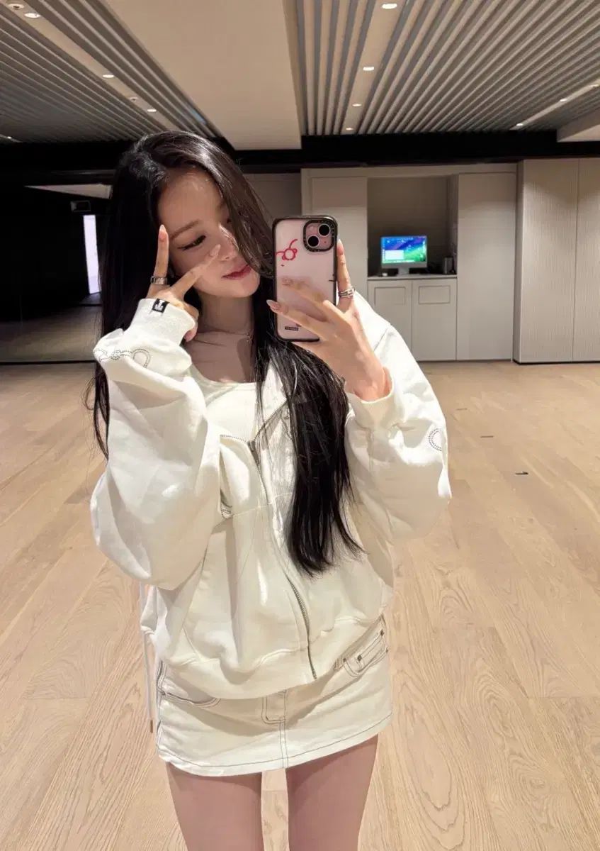 宮尾ナリン ハトゥハ イェオン 着用 トゥーマーチスタックス フーディー ジップアップ 白