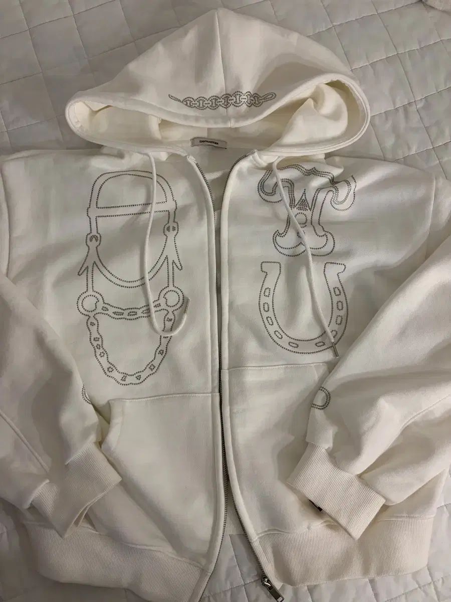 宮尾ナリン ハトゥハ イェオン 着用 トゥーマーチスタックス フーディー ジップアップ 白