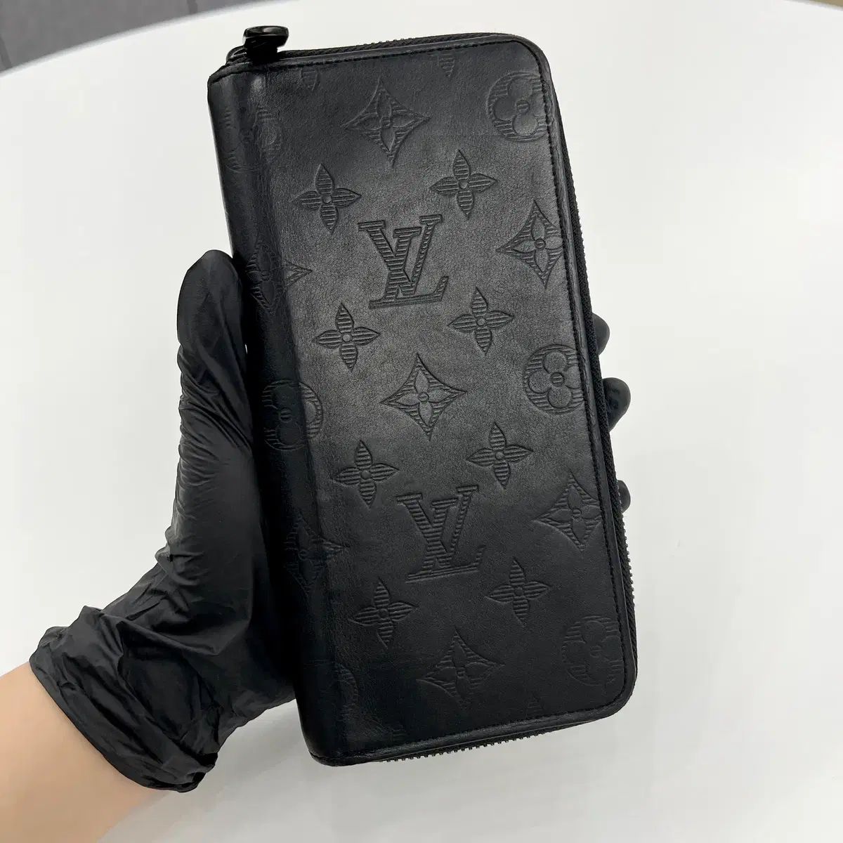 Louis Vuitton ルイヴィトン 新モデル シャドウ バーティカル ウォレット ジッパー 長財布