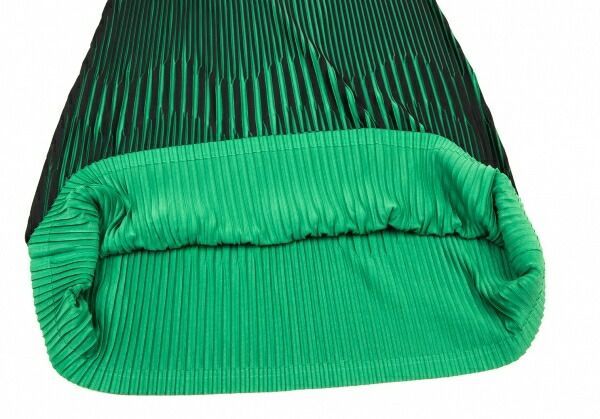 イッセイミヤケISSEY MIYAKE バイカラープリーツノースリーブ