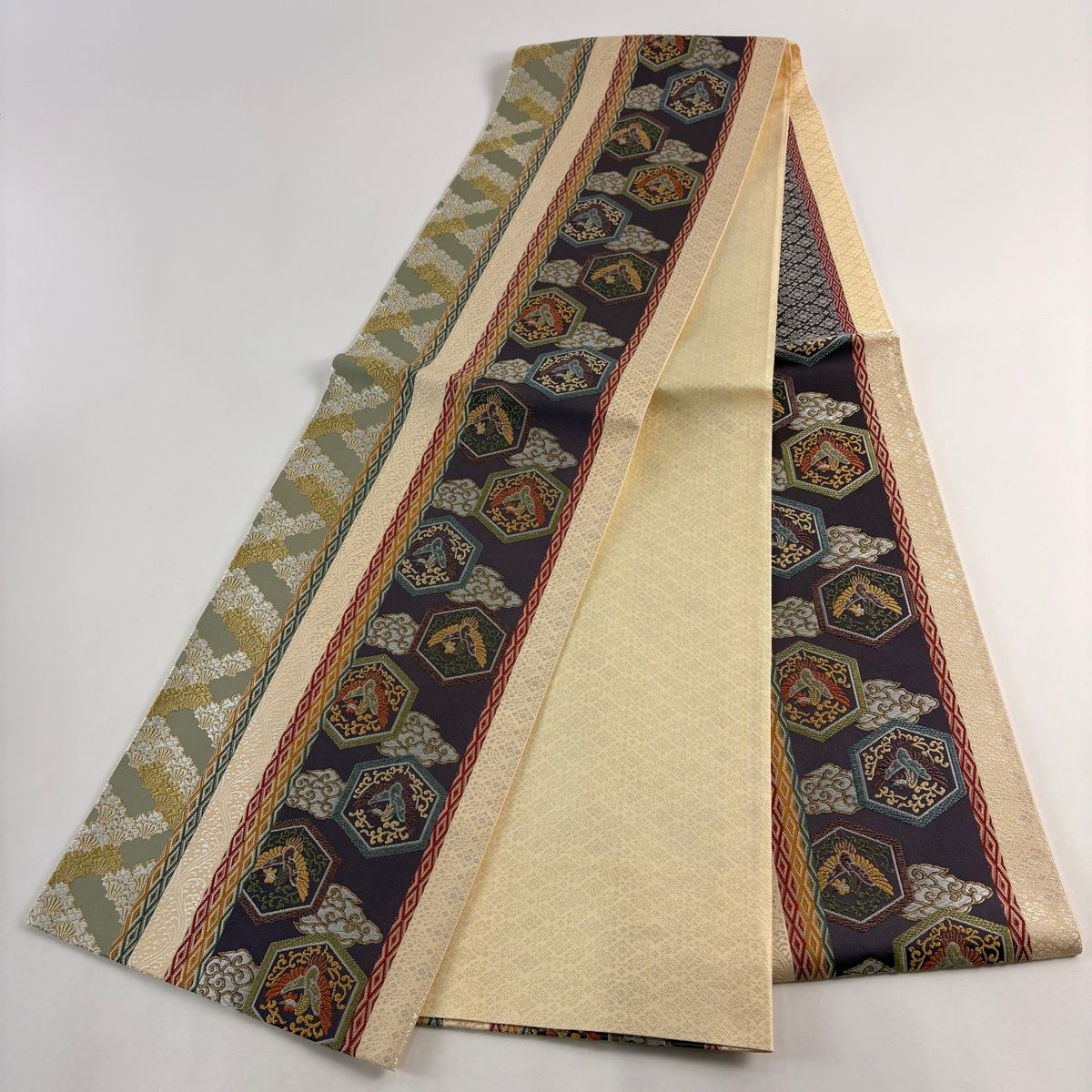 美品】 袋帯 名品 鳥 亀甲 金糸 刺繍 ベージュ 六通 正絹 【中古