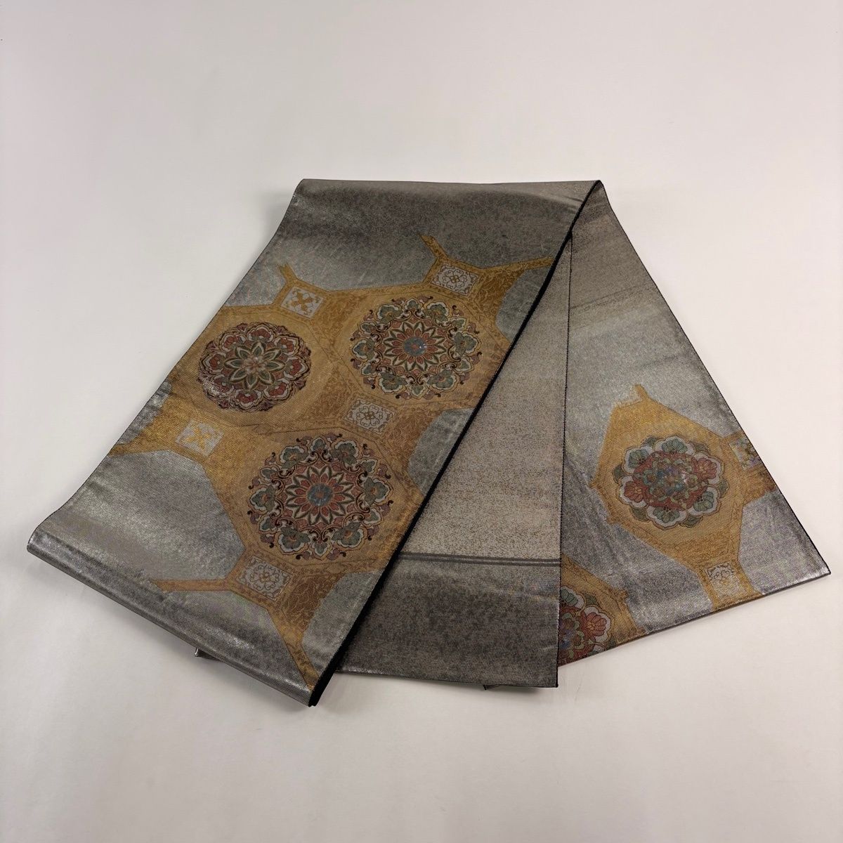 袋帯　『蜀江』　螺鈿　貼絵箔　手織　シルバー系　お太鼓柄　正絹 袋帯 名品 鈴乃屋 蜀江華文 螺鈿箔 金色 お太鼓柄 正絹 【中古