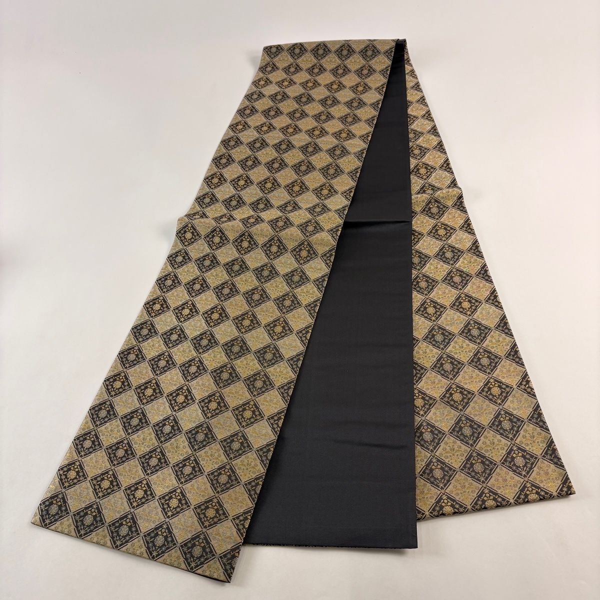 袋帯 名品 箔屋清兵衛 落款 草木染 菱 草花 箔 ベージュ 全通 正絹