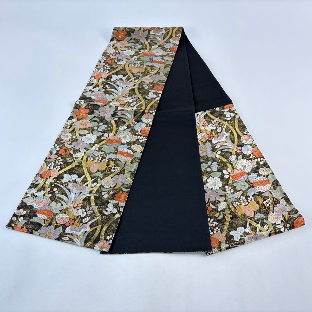 美品】 袋帯 秀品 草花 立涌 刺繍 金糸 墨色 六通 正絹 【中古