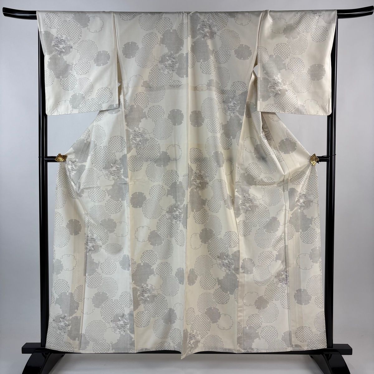 小紋 身丈160 5 cm 裄丈67 L 単衣 紬地 雪輪 笠松 クリーム 正絹 秀品