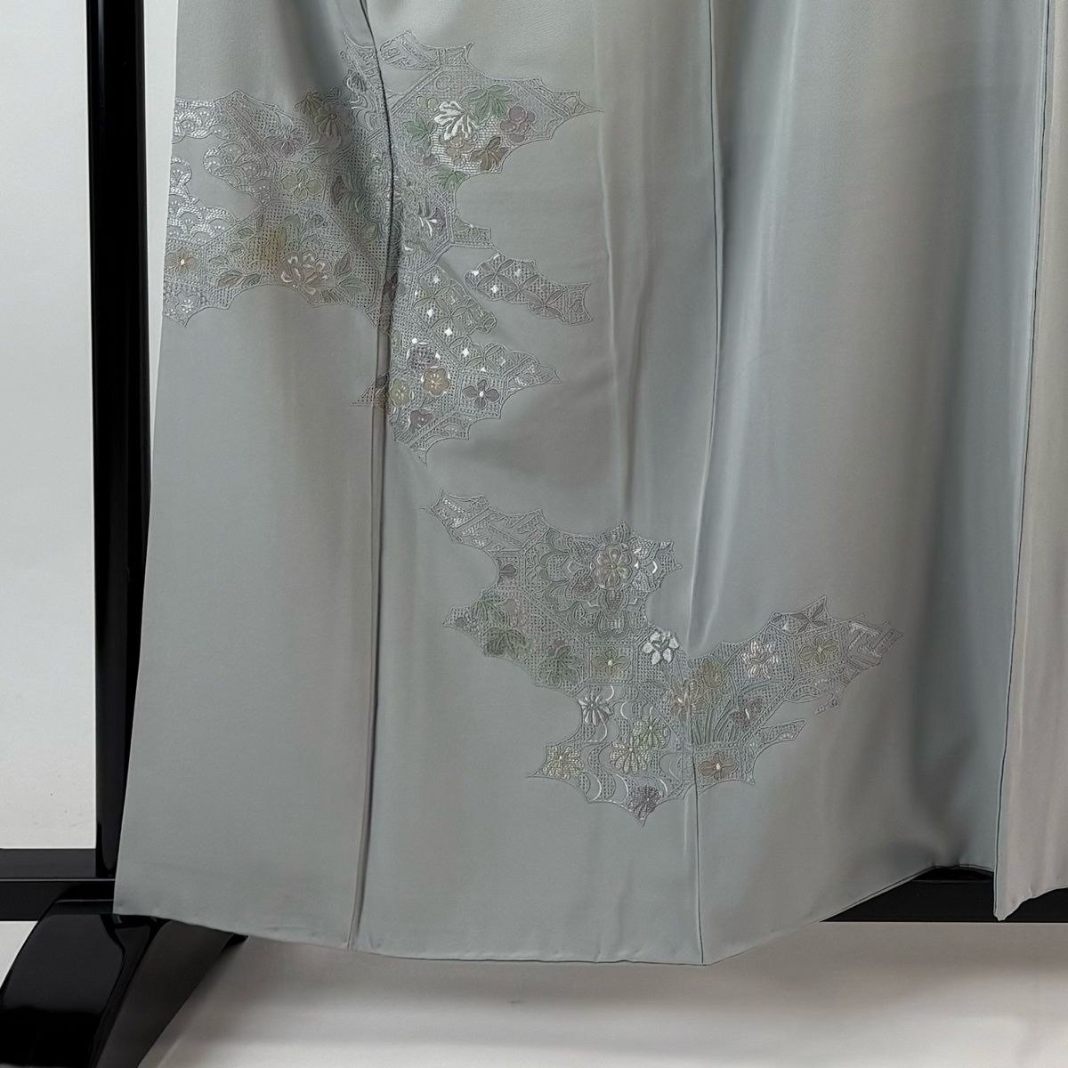 付下げ 身丈160cm 裄丈66cm M 袷 華文 逆さ雲取り 刺繍 灰色 正絹