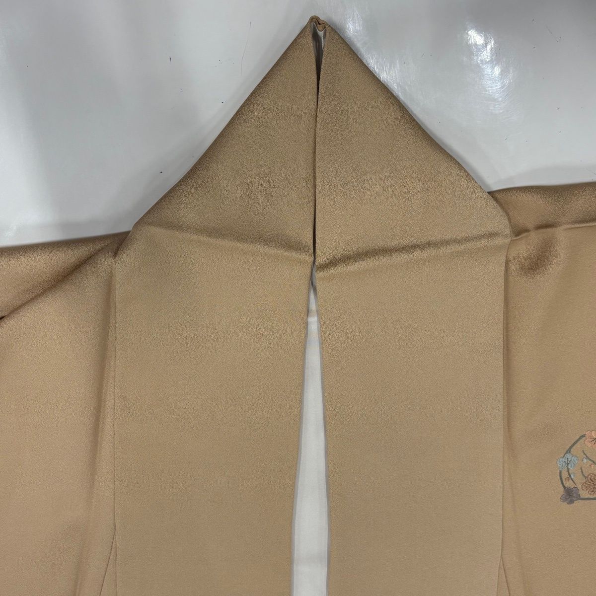  付下げ 身丈161 cm 裄丈65 5 M 袷 松梅 花丸文 刺繍 金糸 薄茶色 正絹 秀品 訪問着 付け下げ 着物